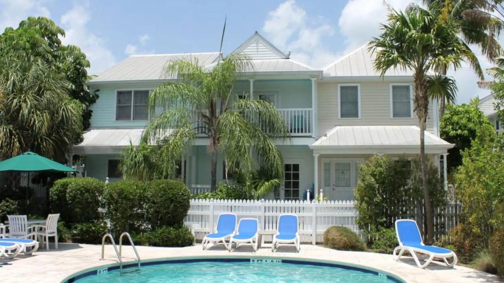 Southard Getaway By Avantstay W Covered Patio Great Location Shared Pool Week Long Stays Key West Holiday home