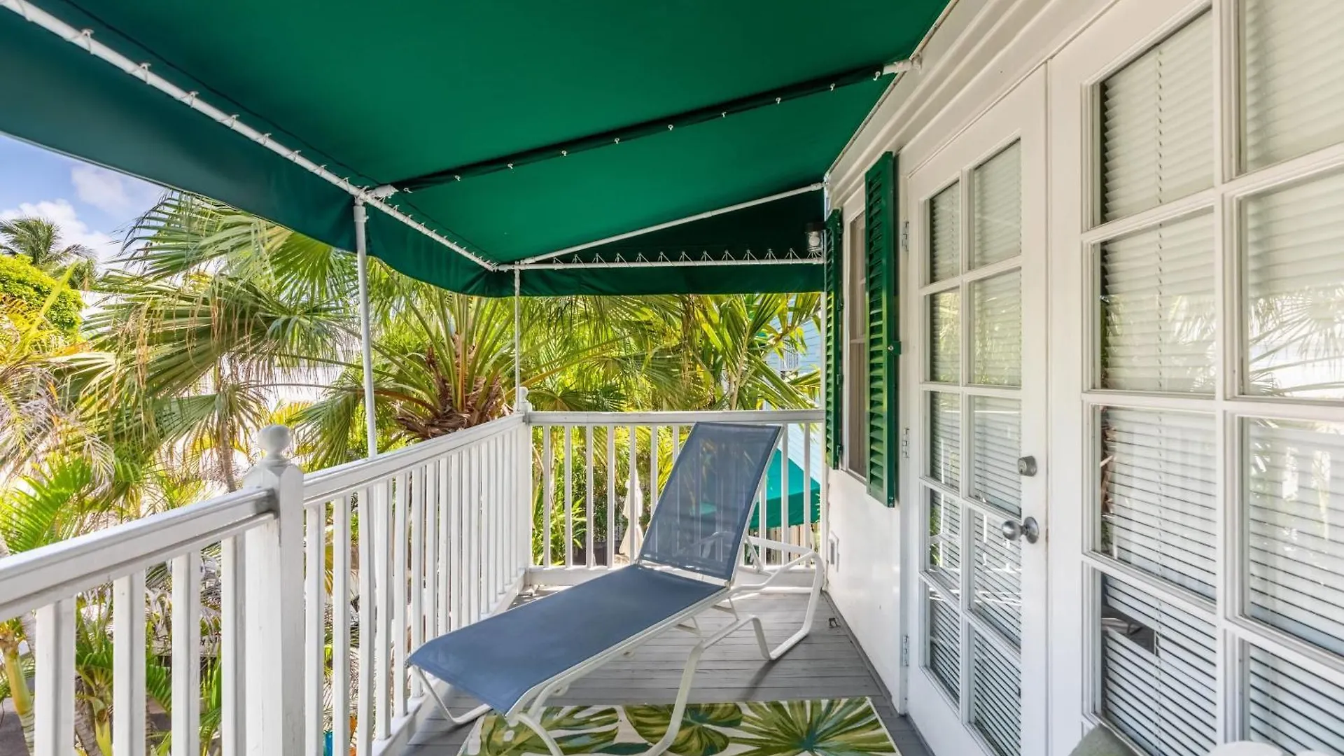 Southard Getaway By Avantstay W Covered Patio Great Location Shared Pool Week Long Stays Key West Holiday home